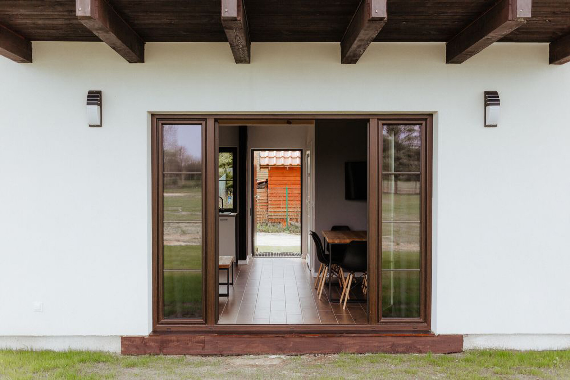 Balkon przy sypialni na piętrze domku