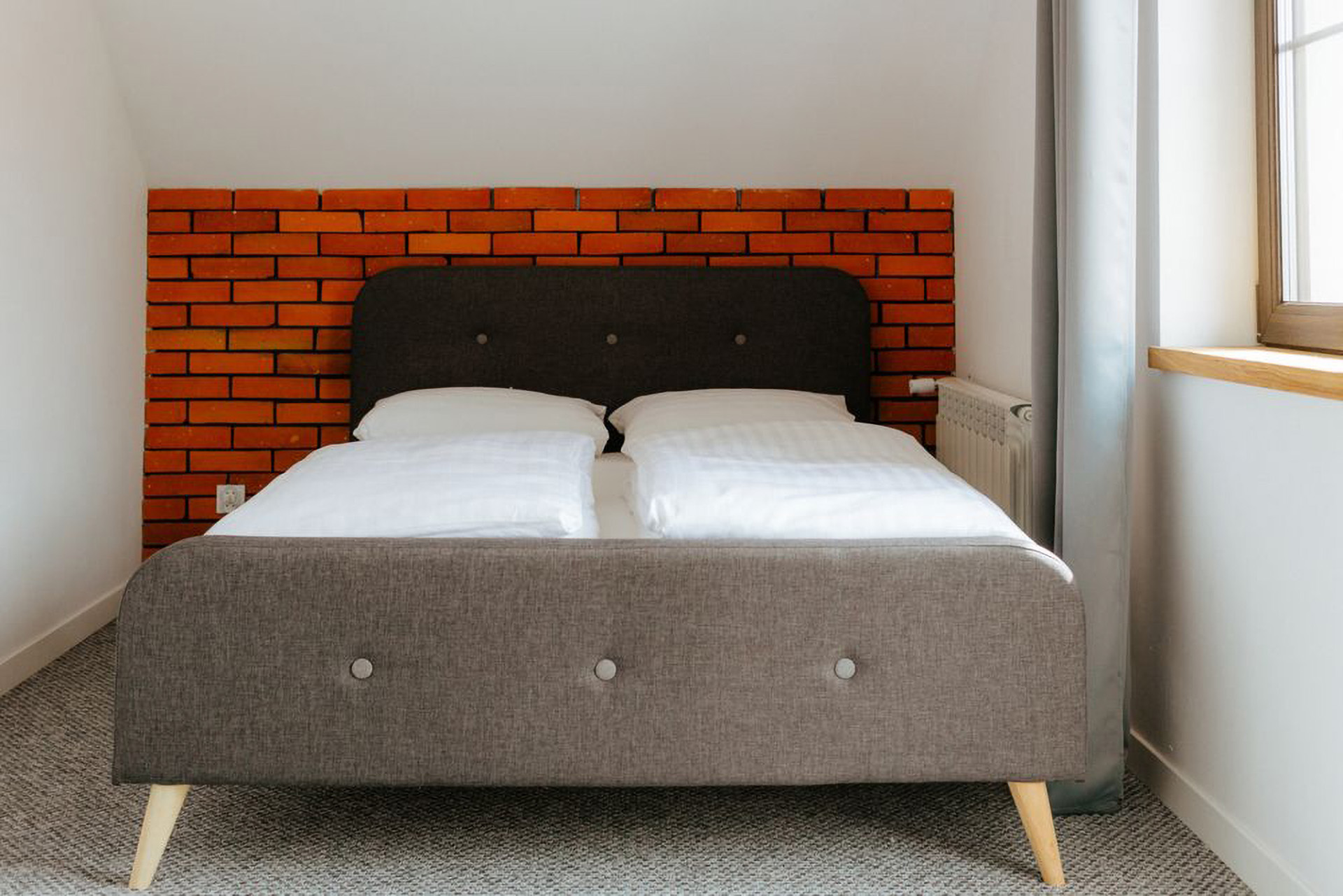 Pierwsza sypialnia z podwójnym łóżkiem i balkonem